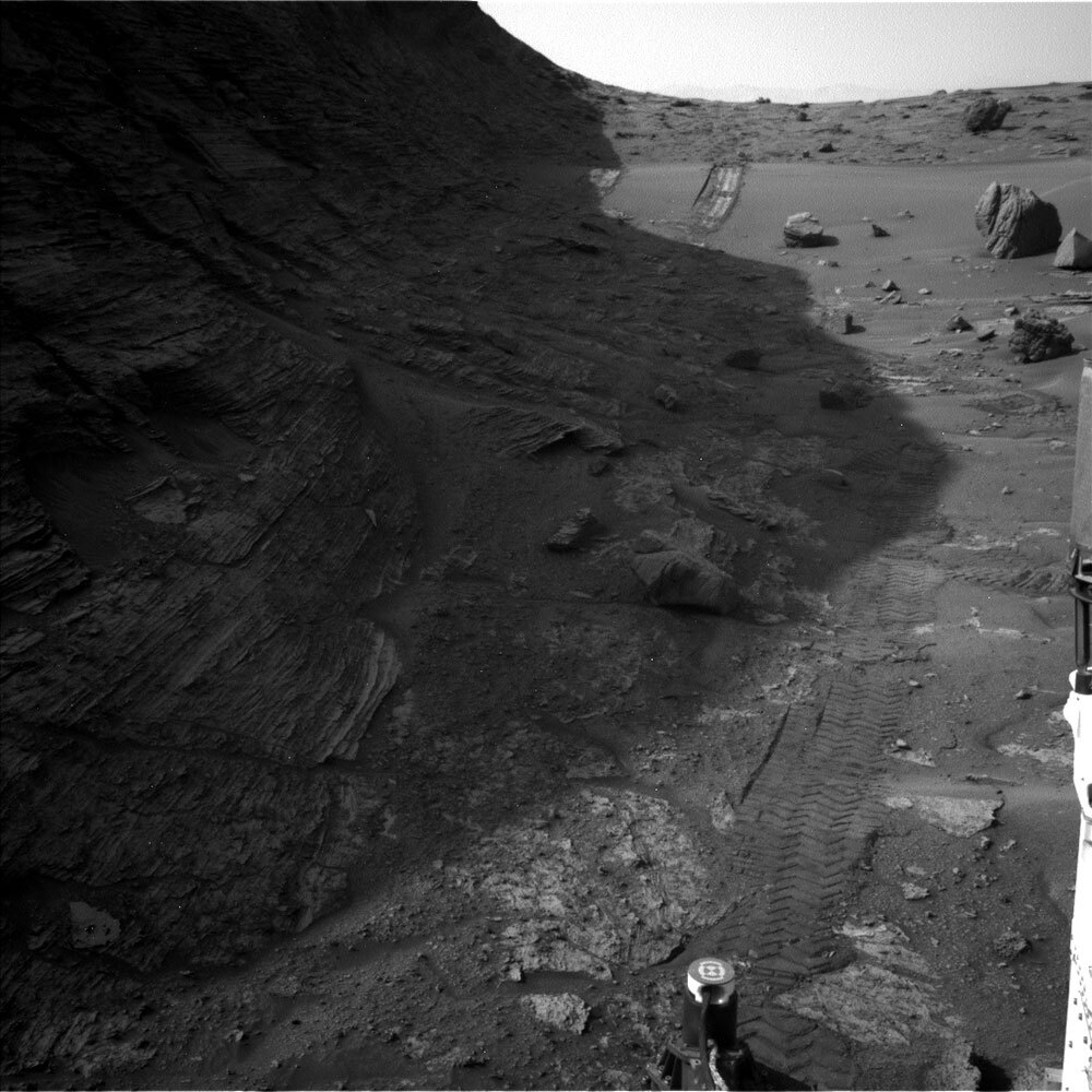 Image of obstacles, large ripples and several boulders, that guard the Paraitepuy Pass.