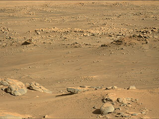 Ingenuity sits on a slightly inclined surface with about 6-degree tilt at the center of the frame, just north of the southern ridge of “Séíitah” geologic unit. The Perseverance rover’s Mastcam-Z instrument took this image on Dec. 1, 2021, when the rotorcraft was about 970 feet (295 meters) away. 