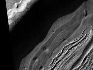 Intra-Crater Structure in NW Hellas Basin, Mars