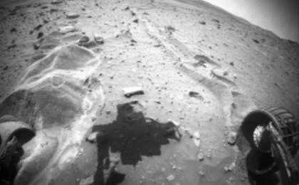 This blink comparison aids evaluation of a drive by NASA's Mars Exploration Rover Spirit during the rover's 2,099th Martian day, or sol (Nov. 28, 2009).