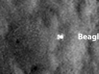 A configuration interpreted as the United Kingdom's Beagle 2 Lander, with solar panels at least partially deployed, is indicated in this composite of two images from the High Resolution Imaging Science Experiment (HiRISE) camera on NASA's Mars Reconnaissance Orbiter.