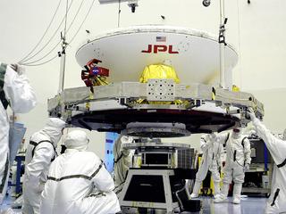 In the Payload Hazardous Servicing Facility, workers prepare to lift the Mars Exploration Rover-1 (MER-B) onto a spin table during preflight processing of the spacecraft.